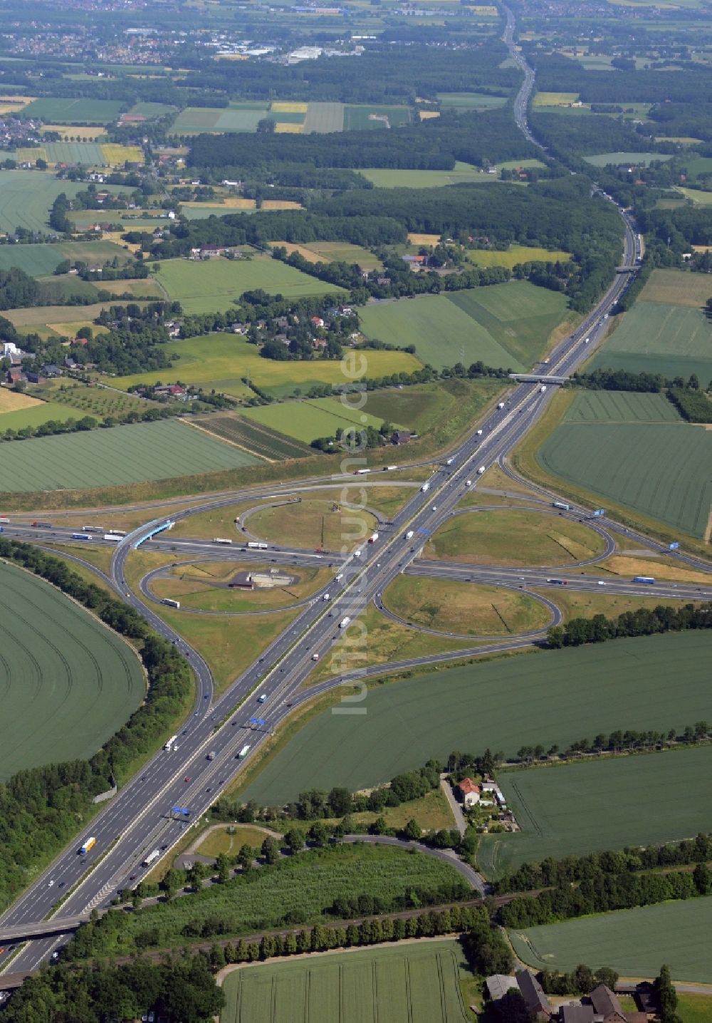 Kamen von oben - Verkehrsführung am Autobahnkreuz Kamener Kreuz an der BAB A1 - A2 - E34 - E37 in Kamen im Bundesland Nordrhein-Westfalen