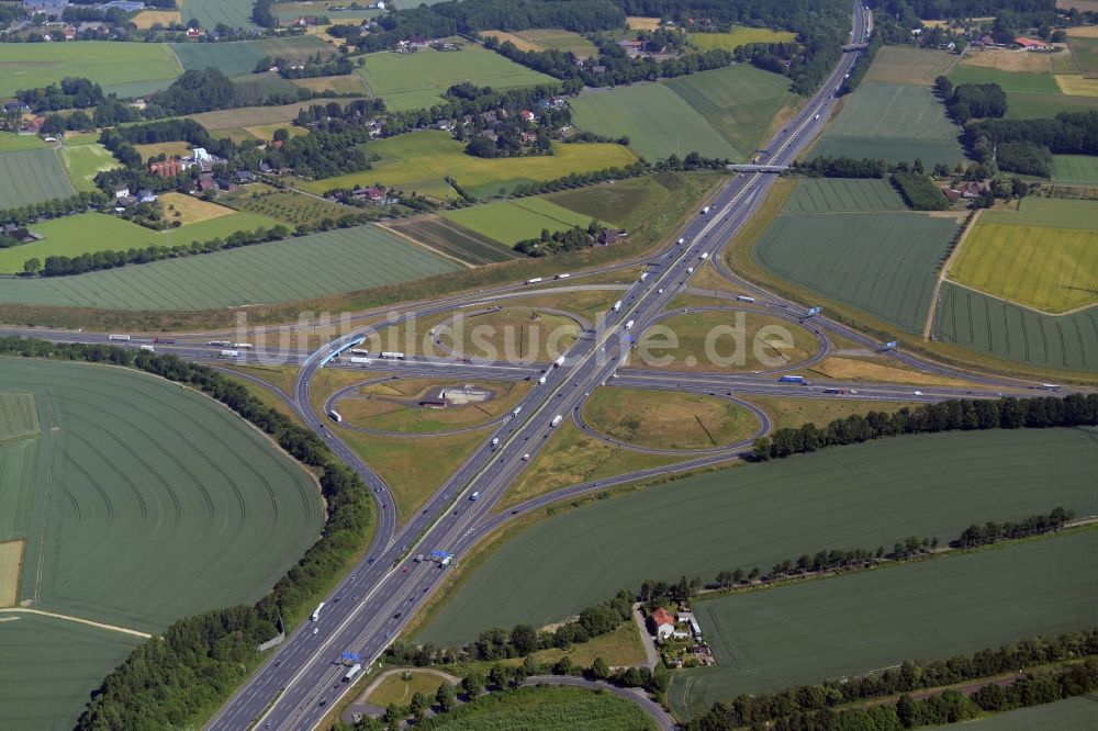 Kamen aus der Vogelperspektive: Verkehrsführung am Autobahnkreuz Kamener Kreuz an der BAB A1 - A2 - E34 - E37 in Kamen im Bundesland Nordrhein-Westfalen