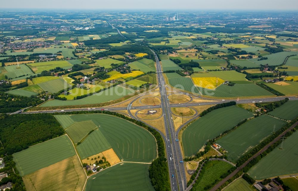 Luftbild Kamen - Verkehrsführung am Autobahnkreuz Kamener Kreuz an der BAB A1 - A2 - E34 - E37 in Kamen im Bundesland Nordrhein-Westfalen