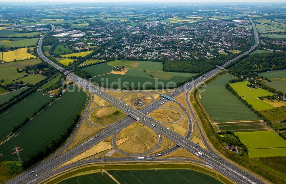 Luftaufnahme Kamen - Verkehrsführung am Autobahnkreuz Kamener Kreuz an der BAB A1 - A2 - E34 - E37 in Kamen im Bundesland Nordrhein-Westfalen