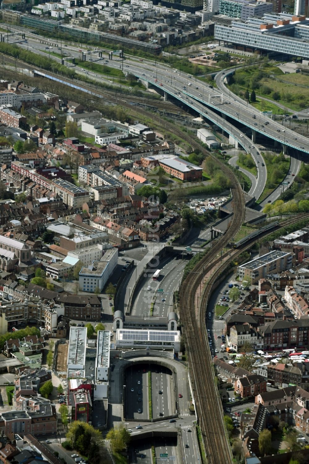 Lille aus der Vogelperspektive: Verkehrsführung am Autobahnkreuz der N356 D651 in Lille in Nord-Pas-de-Calais Picardie, Frankreich