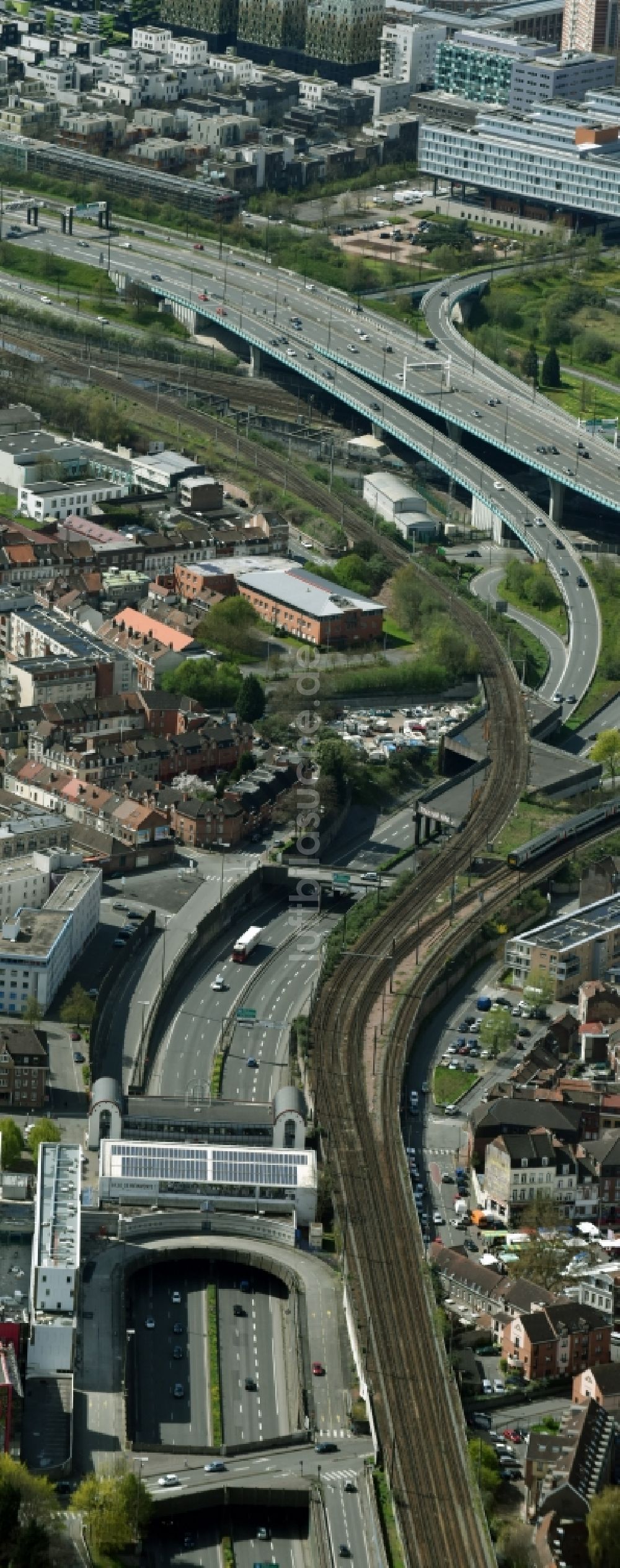 Luftaufnahme Lille - Verkehrsführung am Autobahnkreuz der N356 D651 in Lille in Nord-Pas-de-Calais Picardie, Frankreich