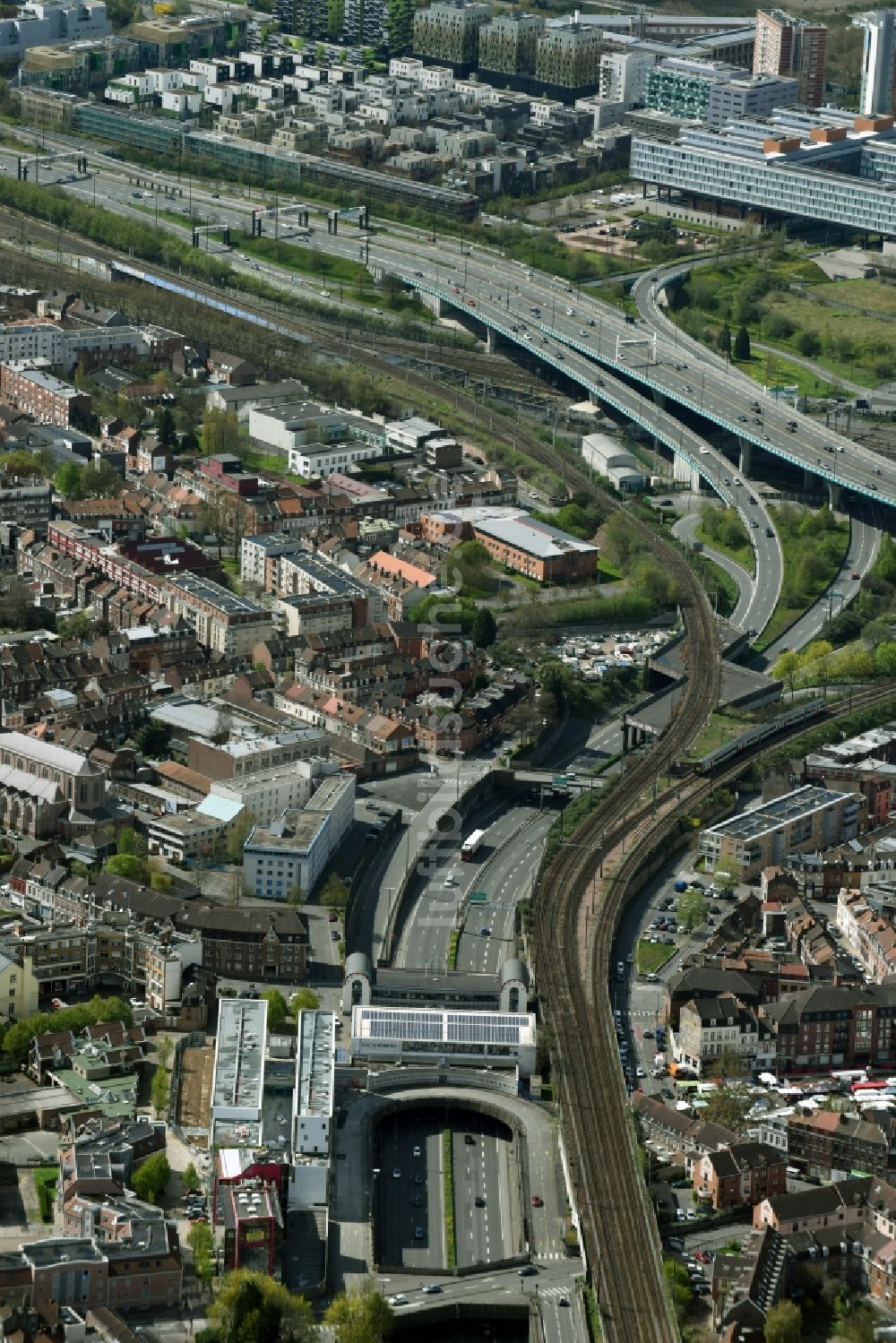 Lille von oben - Verkehrsführung am Autobahnkreuz der N356 D651 in Lille in Nord-Pas-de-Calais Picardie, Frankreich