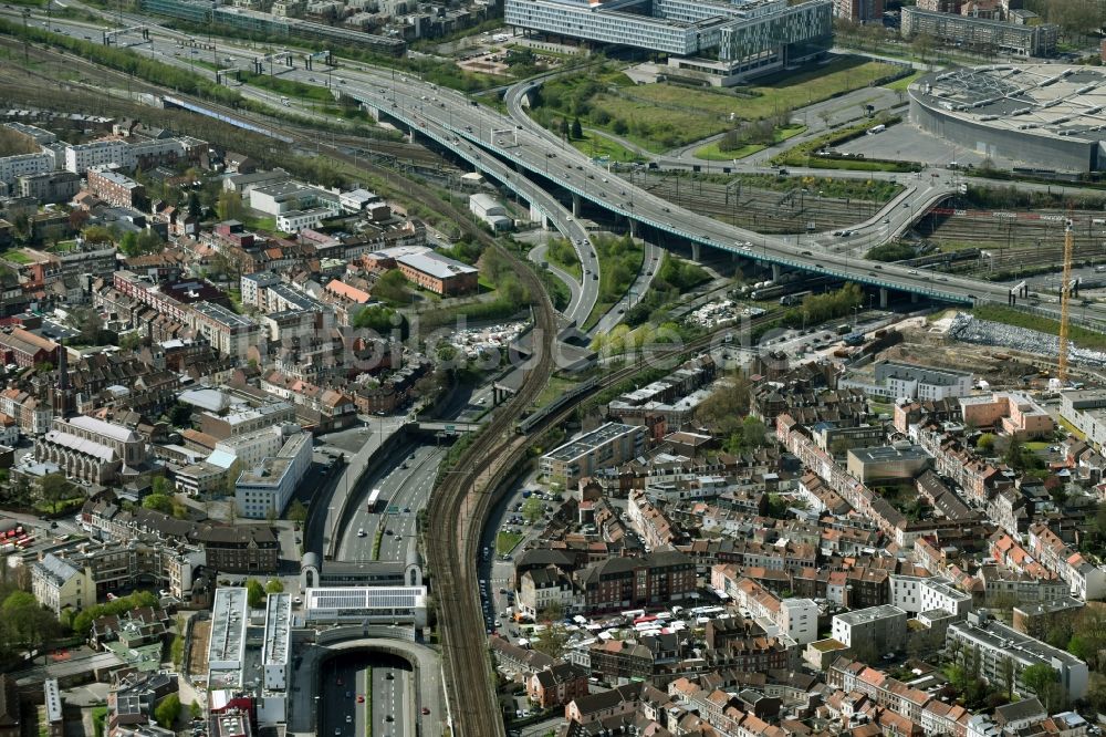 Lille aus der Vogelperspektive: Verkehrsführung am Autobahnkreuz der N356 D651 in Lille in Nord-Pas-de-Calais Picardie, Frankreich