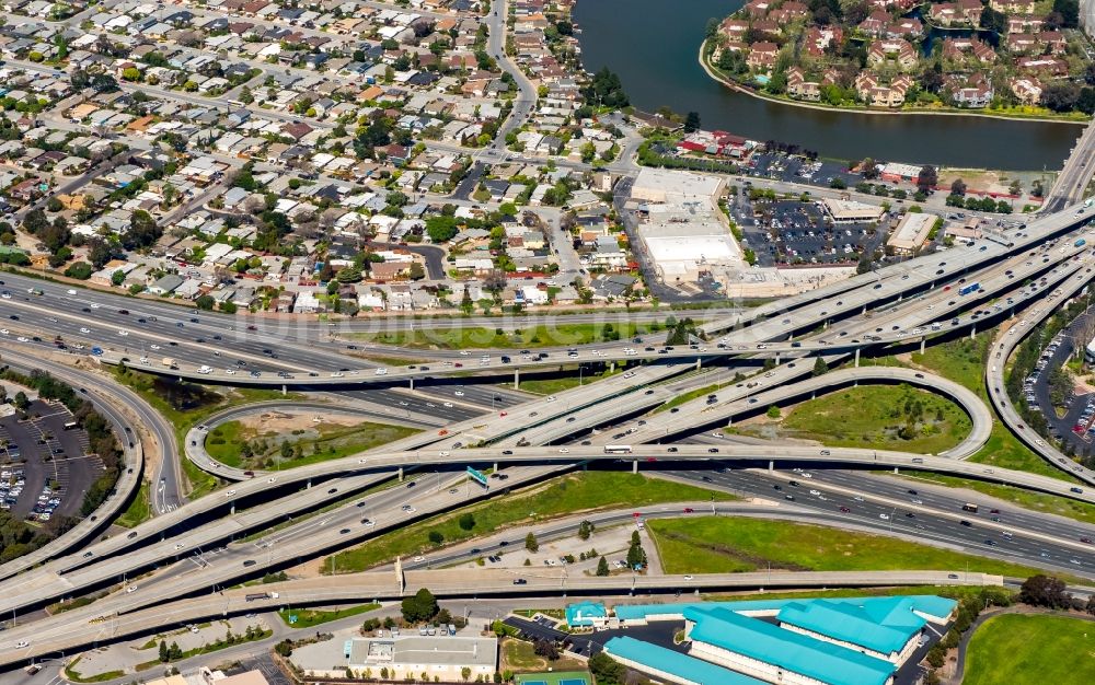 San Mateo von oben - Verkehrsführung am Autobahnkreuz A13 A B und 415 B in San Mateo in Kalifornien, USA