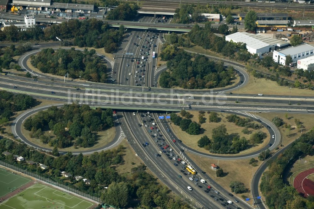 Luftbild Berlin - Verkehrsführung am Autobahnkreuz Schöneberg der BAB A100 und A103 im Bezirk Tempelhof-Schöneberg in Berlin