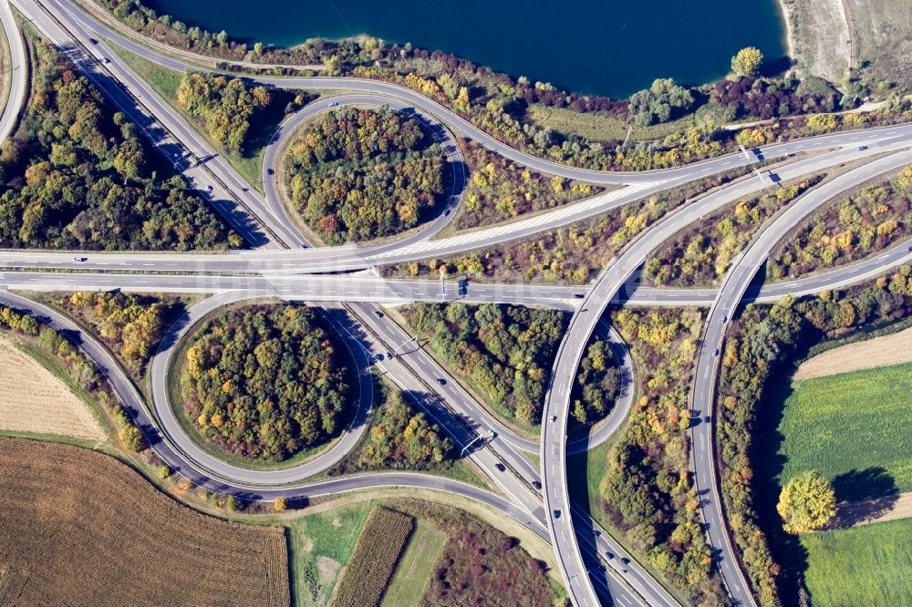 Luftaufnahme Wörth am Rhein - Verkehrsführung am Autobahnkreuz Wörther Kreuz der BAB A65 mit B9 in Wörth am Rhein im Bundesland Rheinland-Pfalz, Deutschland