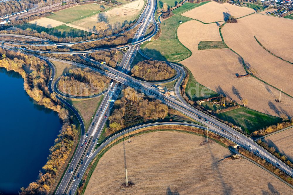 Wörth am Rhein aus der Vogelperspektive: Verkehrsführung am Autobahnkreuz Wörther Kreuz der BAB A65 mit B9 in Wörth am Rhein im Bundesland Rheinland-Pfalz, Deutschland