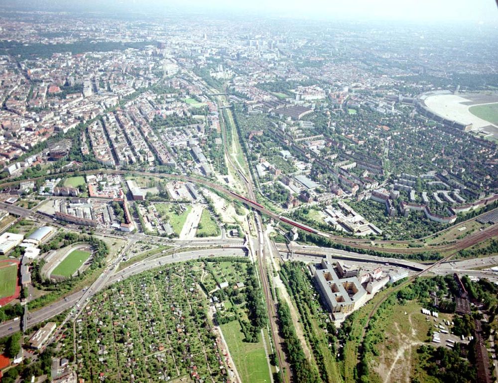 Berlin - Tempelhof aus der Vogelperspektive: Verkehrsführung der DB / S-Bahn am S- Bahnhof Papestraße in Berlin - Tempelhof.