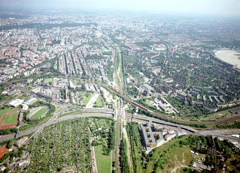 Luftbild Berlin - Tempelhof - Verkehrsführung der DB / S-Bahn am S- Bahnhof Papestraße in Berlin - Tempelhof.