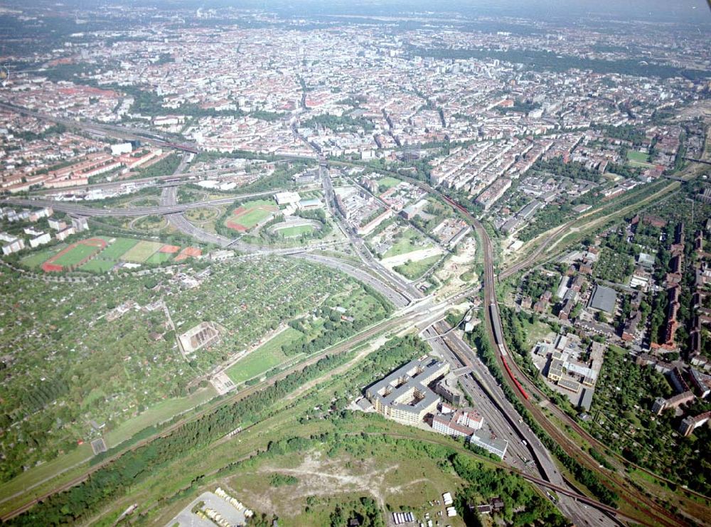 Luftaufnahme Berlin - Tempelhof - Verkehrsführung der DB / S-Bahn am S- Bahnhof Papestraße in Berlin - Tempelhof.