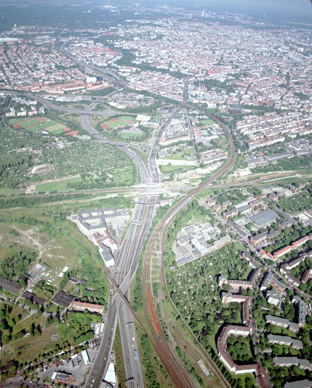 Berlin - Tempelhof aus der Vogelperspektive: Verkehrsführung der DB / S-Bahn am S- Bahnhof Papestraße in Berlin - Tempelhof.