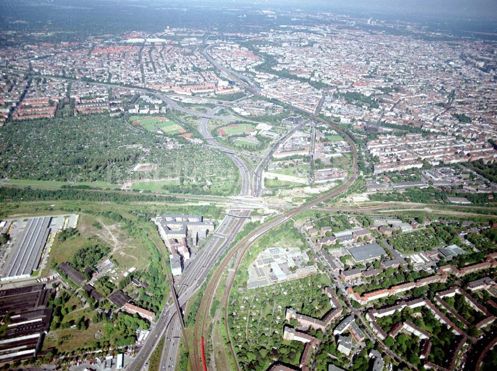 Luftbild Berlin - Tempelhof - Verkehrsführung der DB / S-Bahn am S- Bahnhof Papestraße in Berlin - Tempelhof.