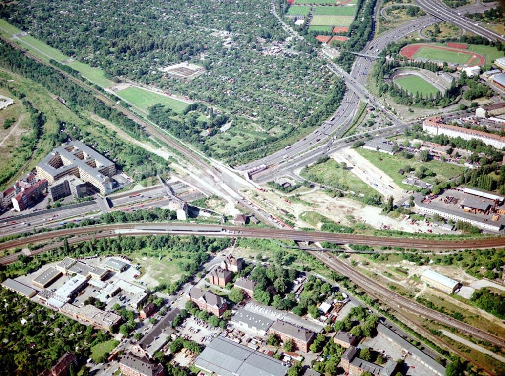 Luftaufnahme Berlin - Tempelhof - Verkehrsführung der DB / S-Bahn am S- Bahnhof Papestraße in Berlin - Tempelhof.