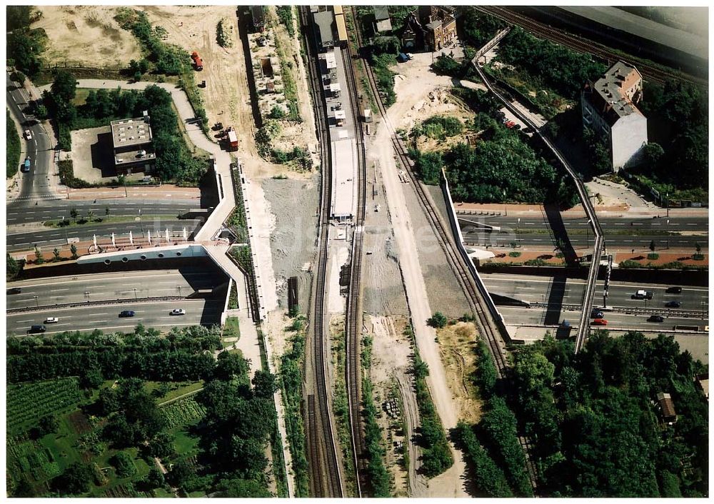 Berlin - Tempelhof aus der Vogelperspektive: Verkehrsführung der DB / S-Bahn am S- Bahnhof Papestraße in Berlin - Tempelhof.