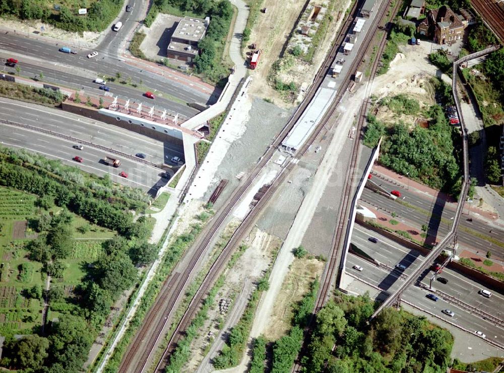 Luftbild Berlin - Tempelhof - Verkehrsführung der DB / S-Bahn am S- Bahnhof Papestraße in Berlin - Tempelhof.