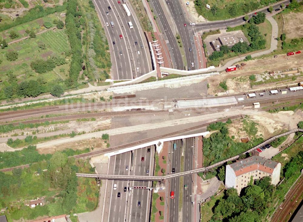 Luftaufnahme Berlin - Tempelhof - Verkehrsführung der DB / S-Bahn am S- Bahnhof Papestraße in Berlin - Tempelhof.