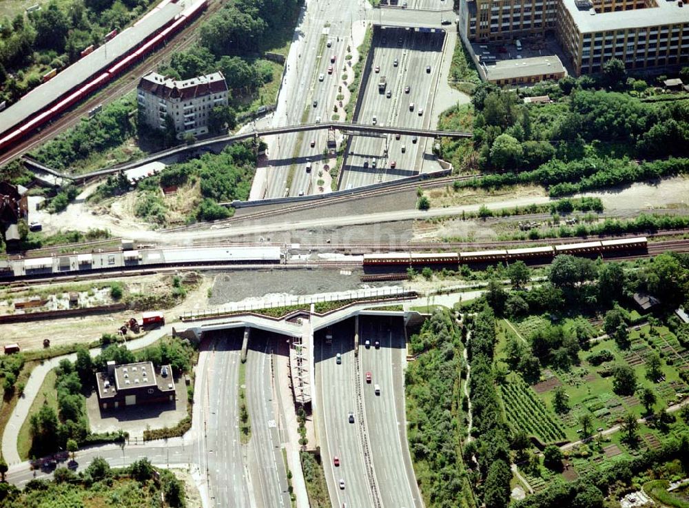 Luftbild Berlin - Tempelhof - Verkehrsführung der DB / S-Bahn am S- Bahnhof Papestraße in Berlin - Tempelhof.