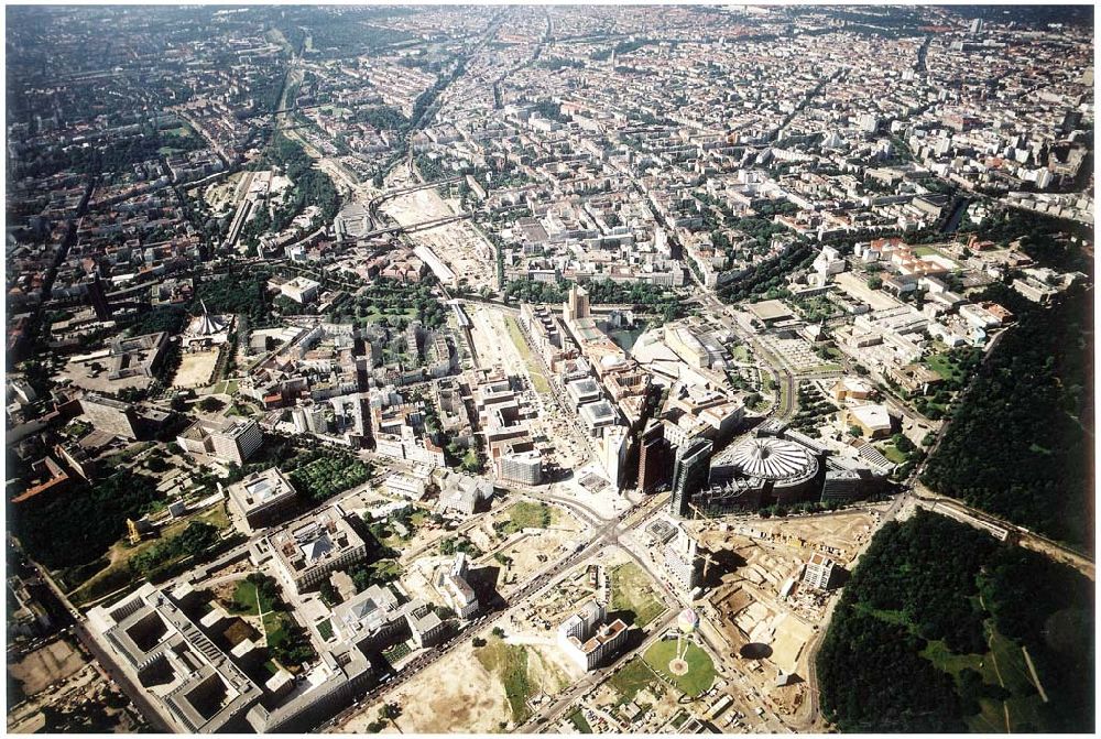 Berlin - Tiergarten aus der Vogelperspektive: Verkehrsführung der DB / S-Bahn am Potsdamer Platz.