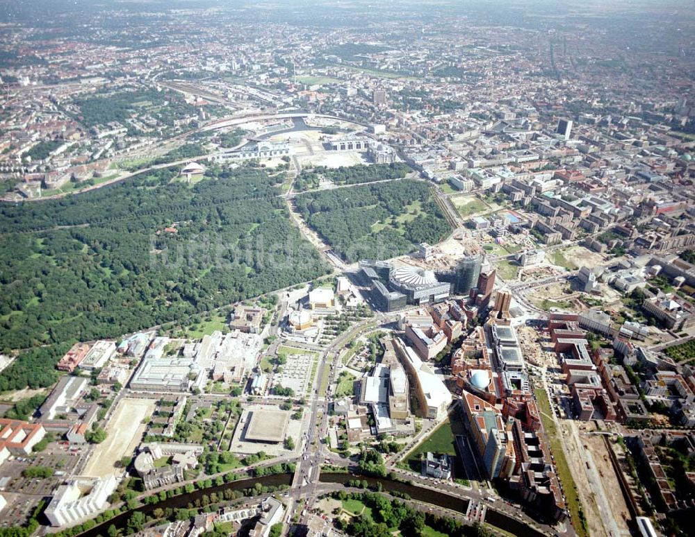 Berlin - Tiergarten von oben - Verkehrsführung der DB / S-Bahn am Potsdamer Platz.