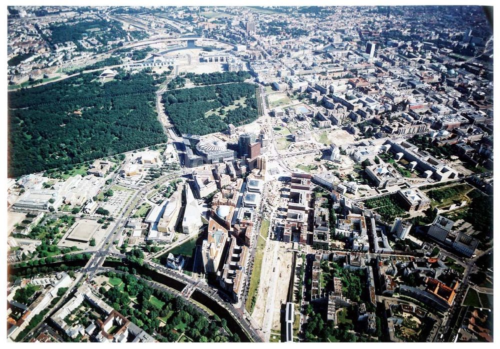 Berlin - Tiergarten aus der Vogelperspektive: Verkehrsführung der DB / S-Bahn am Potsdamer Platz.