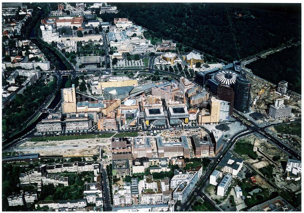 Berlin - Tiergarten von oben - Verkehrsführung der DB / S-Bahn am Potsdamer Platz.