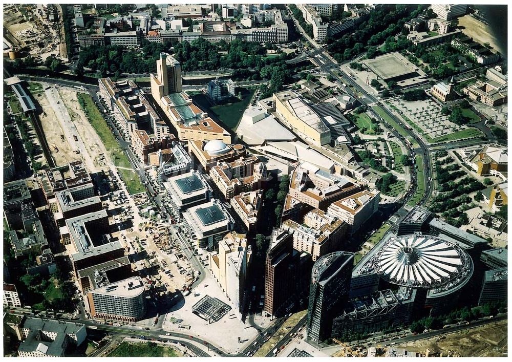 Berlin - Tiergarten aus der Vogelperspektive: Verkehrsführung der DB / S-Bahn am Potsdamer Platz.