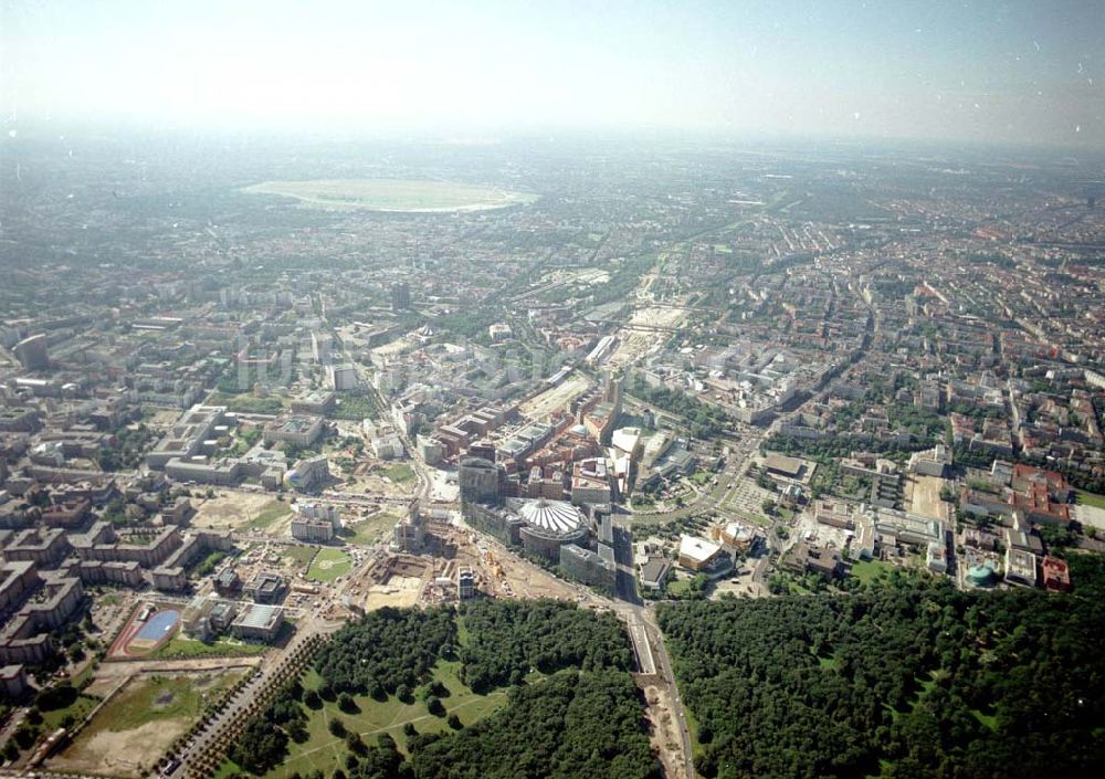 Berlin - Tiergarten von oben - Verkehrsführung der DB / S-Bahn am Potsdamer Platz.