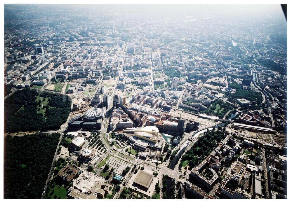 Berlin - Tiergarten von oben - Verkehrsführung der DB / S-Bahn am Potsdamer Platz.