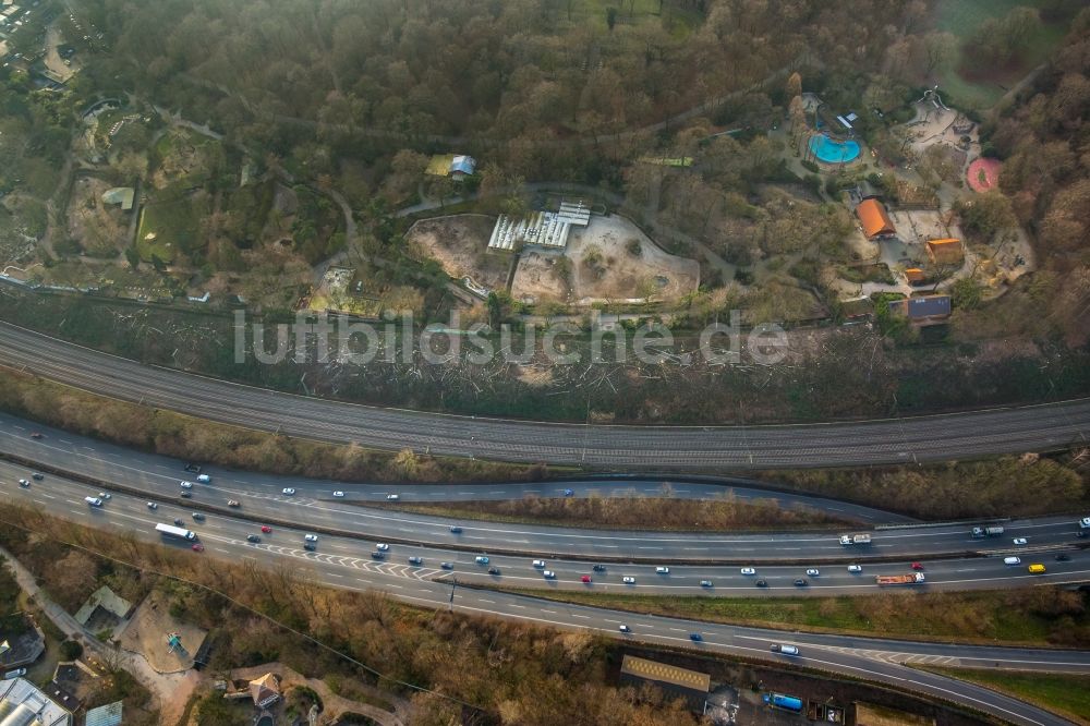 Duisburg aus der Vogelperspektive: Verkehrsführung und Bauarbeiten südlich des Autobahnkreuz Kaiserberg entlang der BAB A3 im Osten des herbstlichen Duisburg im Bundesland Nordrhein-Westfalen