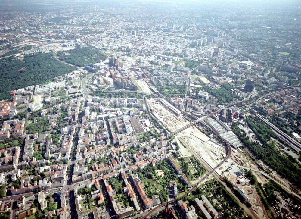 Berlin - Tiergarten aus der Vogelperspektive: Verkehrsführung und Baustellenfläche der DB / S-Bahn am Gleisdreieck zum Potsdamer Platz.