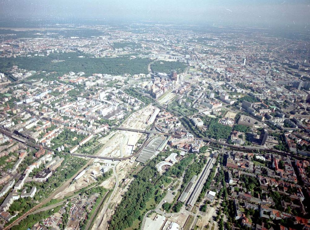 Berlin - Tiergarten aus der Vogelperspektive: Verkehrsführung und Baustellenfläche der DB / S-Bahn am Gleisdreieck zum Potsdamer Platz.