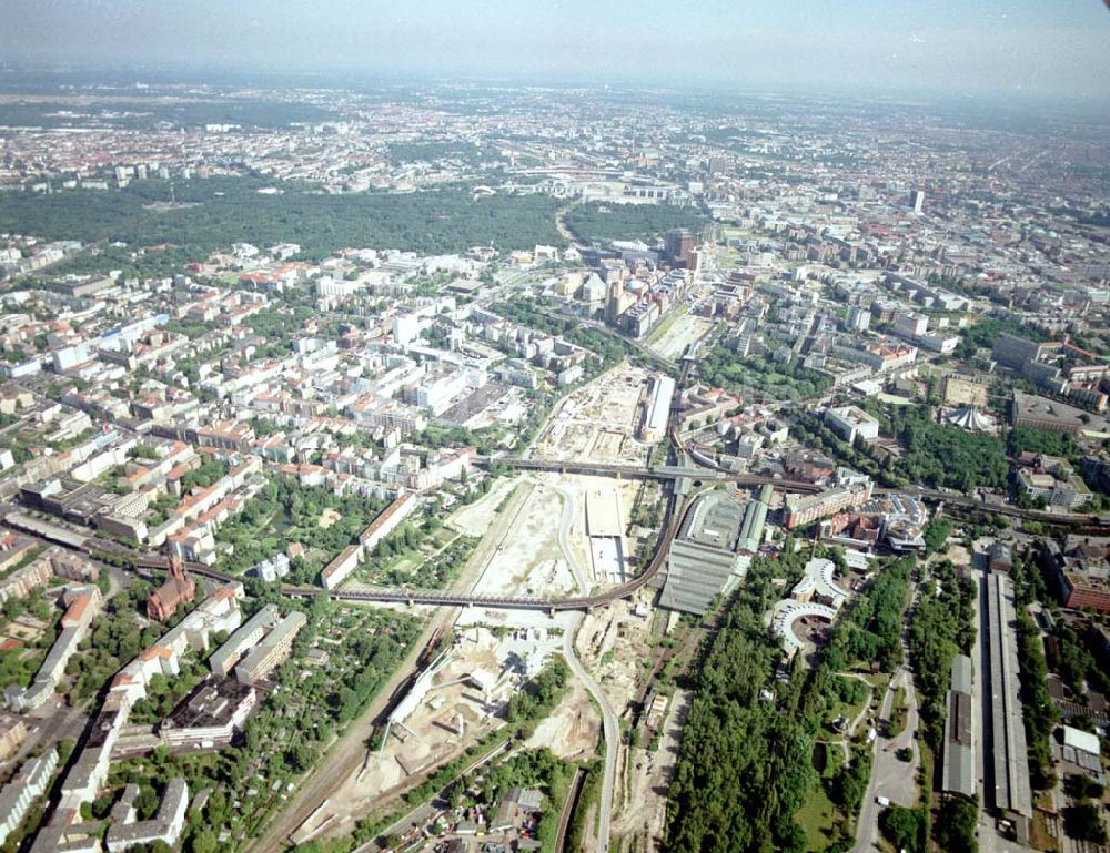 Luftaufnahme Berlin - Tiergarten - Verkehrsführung und Baustellenfläche der DB / S-Bahn am Gleisdreieck zum Potsdamer Platz.