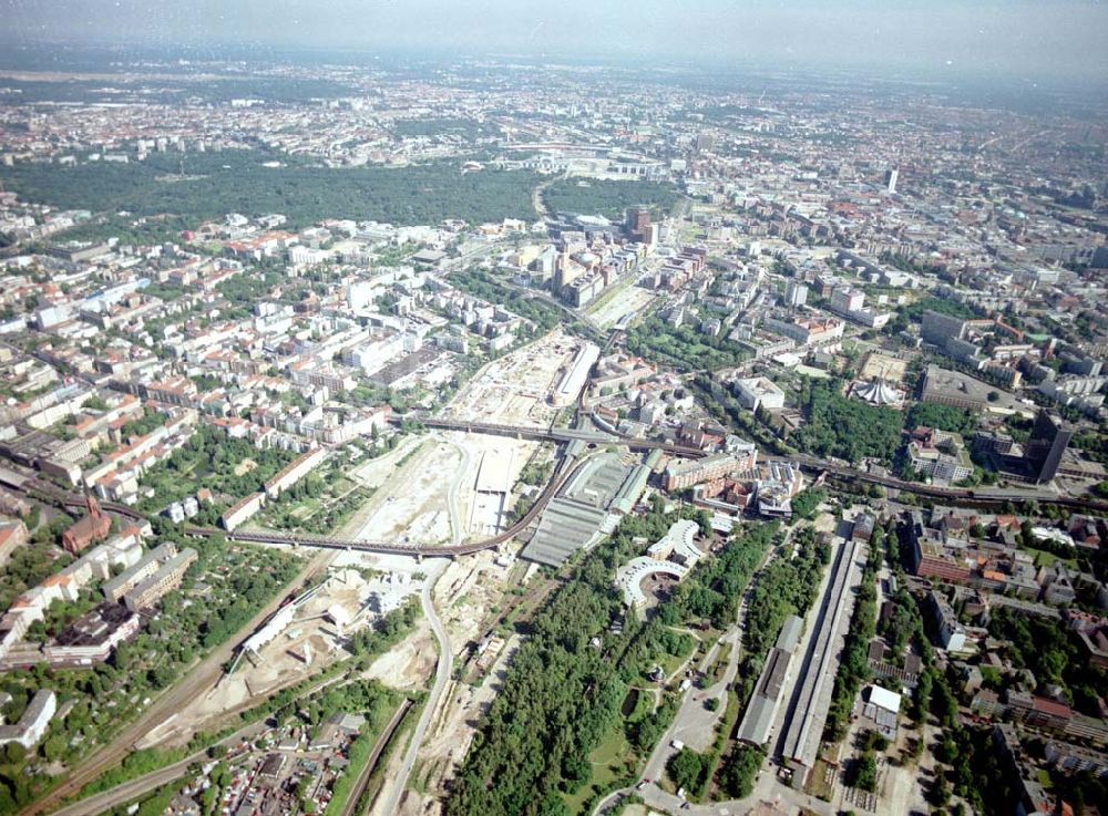 Berlin - Tiergarten von oben - Verkehrsführung und Baustellenfläche der DB / S-Bahn am Gleisdreieck zum Potsdamer Platz.