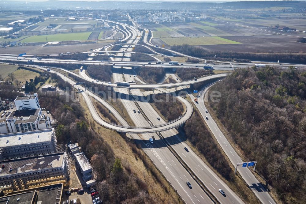 Luftbild Stuttgart - Verkehrsführung und Fahrbahnen der Straßenführung am Autobahnkreuz der BAB8 - BAB27 im Ortsteil Fasanenhof in Stuttgart im Bundesland Baden-Württemberg, Deutschland