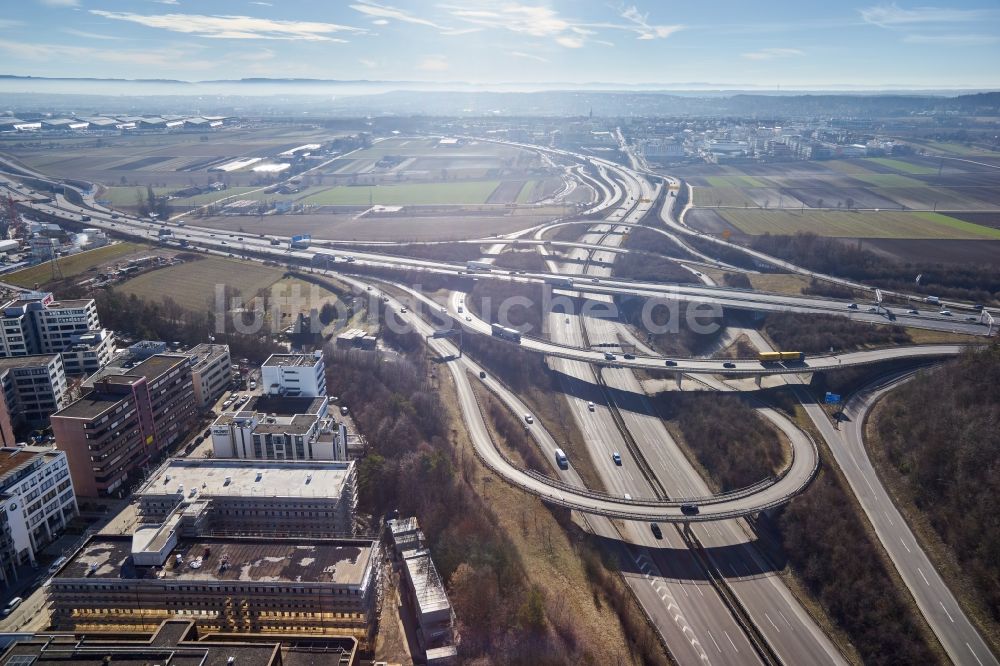 Luftaufnahme Stuttgart - Verkehrsführung und Fahrbahnen der Straßenführung am Autobahnkreuz der BAB8 - BAB27 im Ortsteil Fasanenhof in Stuttgart im Bundesland Baden-Württemberg, Deutschland