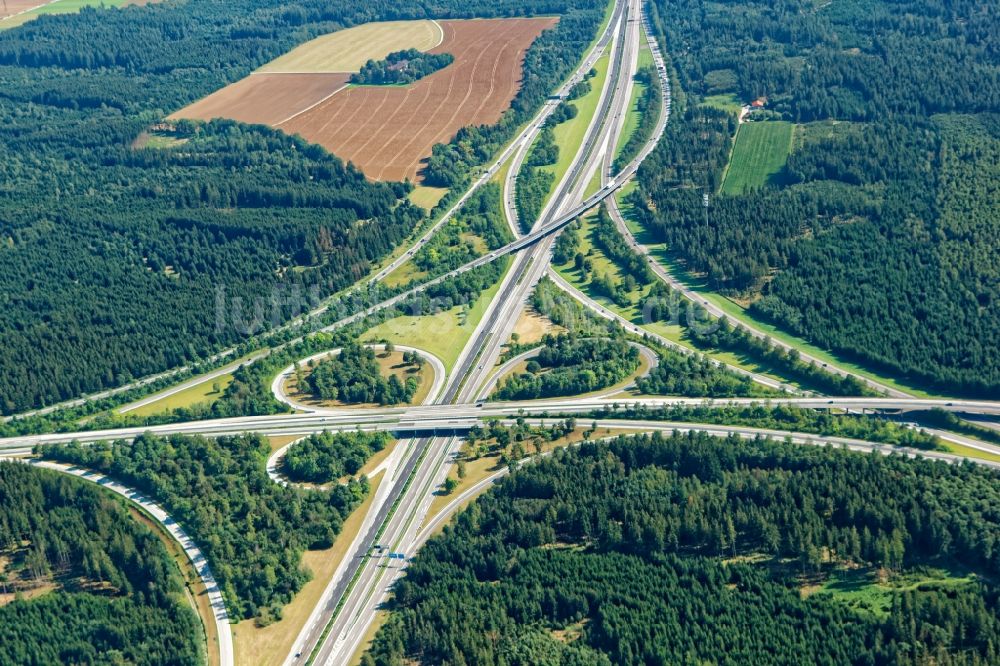 Luftbild Brunnthal - Verkehrsführung und Fahrbahnen der Straßenführung am Autobahnkreuz München-Süd der BAB A8 nahe Brunnthal und Taufkirchen im Bundesland Bayern