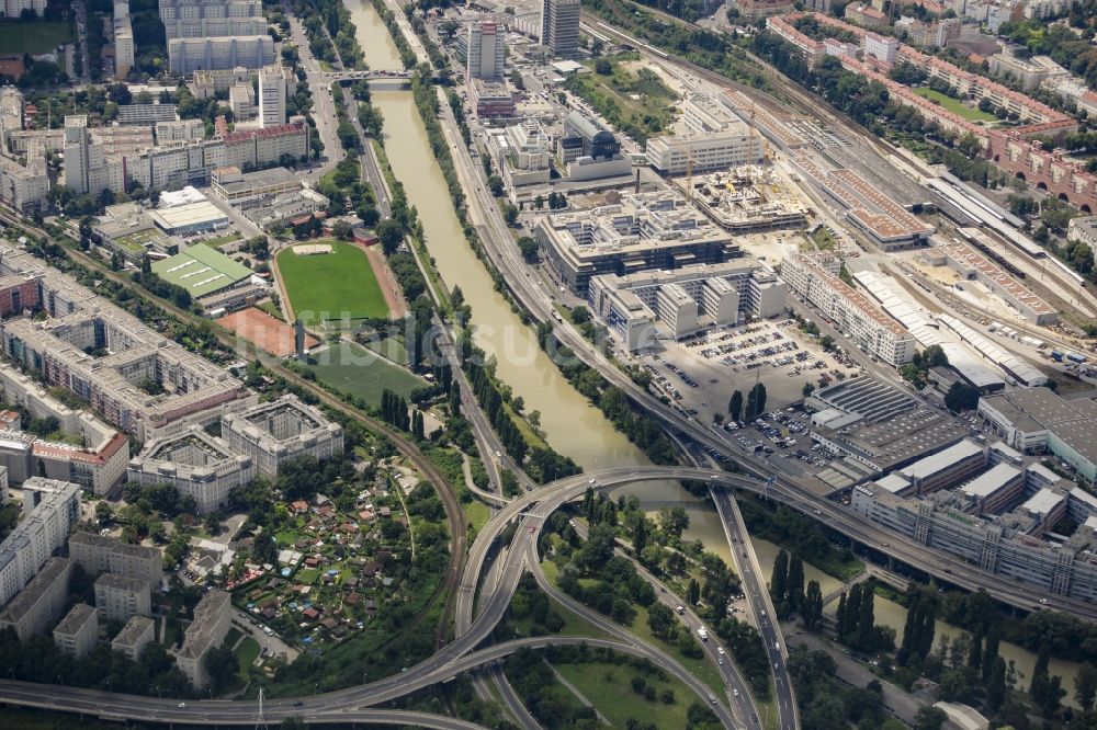 Wien von oben - Verkehrsführung am westlichen Teil des Autobahnkreuzes Floridsdorf der BAB A22 in Wien in Österreich