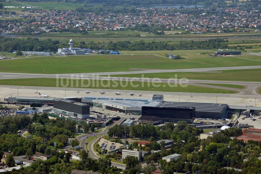 Warschau von oben - Verkehrsflughafens Chopin- Flughafen Warschau in Polen