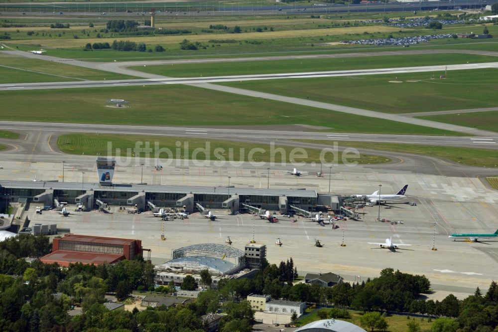 Warschau aus der Vogelperspektive: Verkehrsflughafens Chopin- Flughafen Warschau in Polen