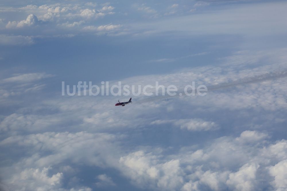 Ajaccio aus der Vogelperspektive: Verkehrsflugzeug über den Wolken bei Ajaccio in Frankreich