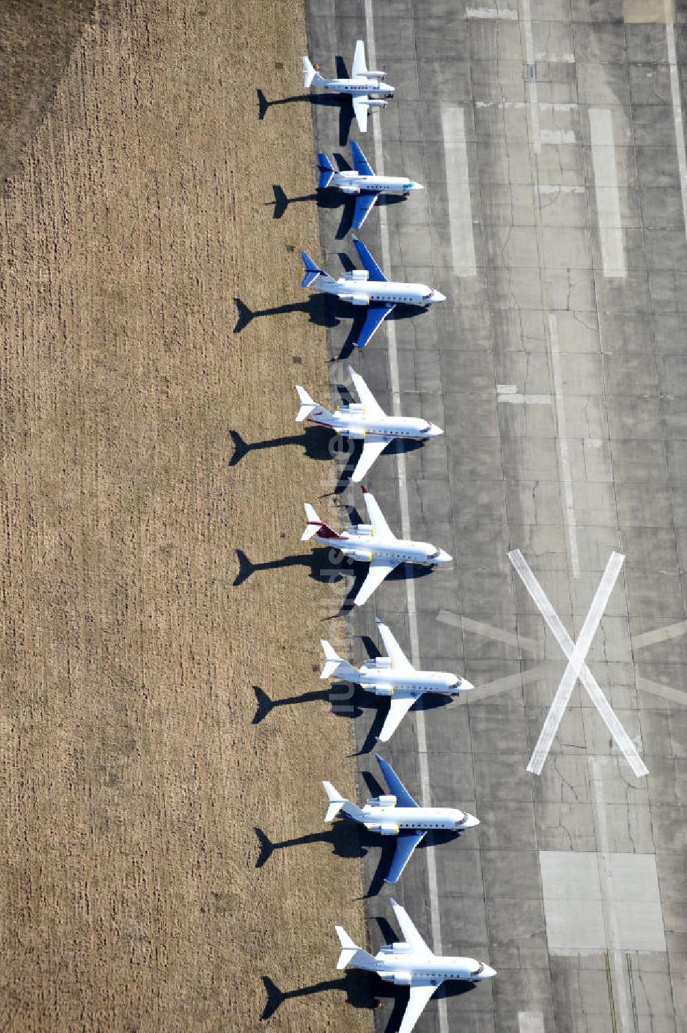 Luftbild Schönefeld - Verkehrsflugzeuge und Jets der Allgemeinen Luftfahrt auf dem Reststreifen der alten Start- und Landebahn am Flughafen Berlin-Schönefeld