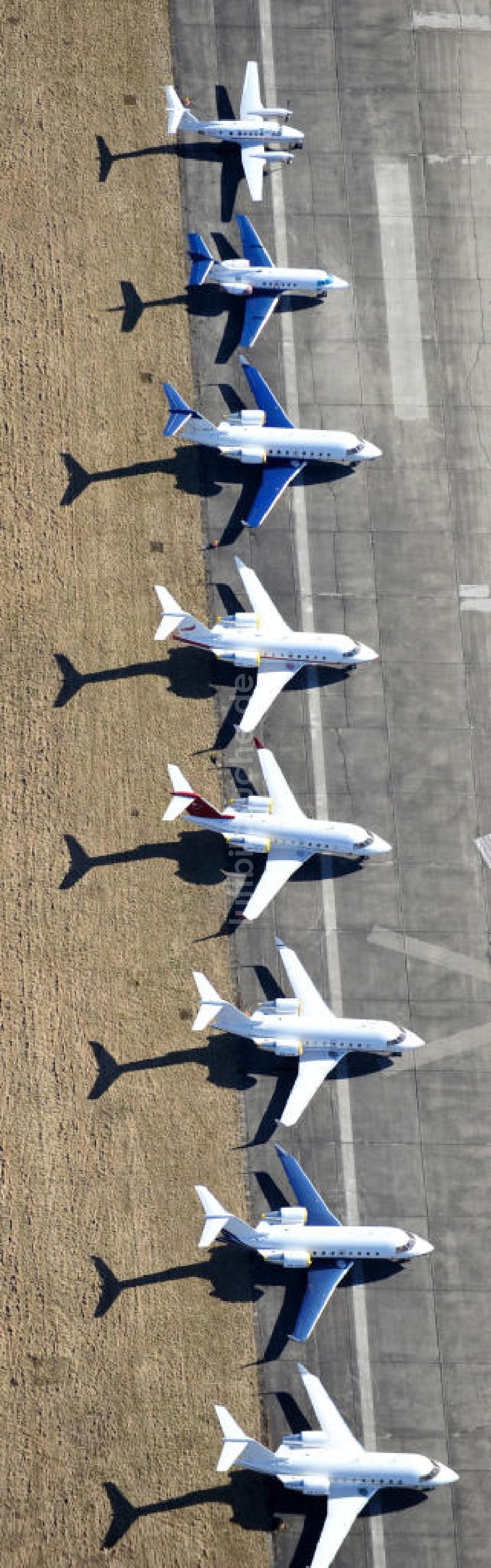 Luftbild Schönefeld - Verkehrsflugzeuge und Jets der Allgemeinen Luftfahrt auf dem Reststreifen der alten Start- und Landebahn am Flughafen Berlin-Schönefeld