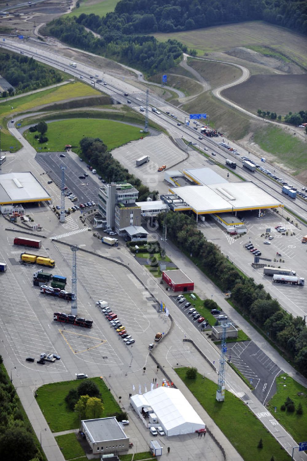 Luftaufnahme EISENACH - Verkehrsfreigabe der sechsstreifig, neugebauten Umfahrung der Hörselberge im Zuge der A 4 Verlegung bei Eisenach