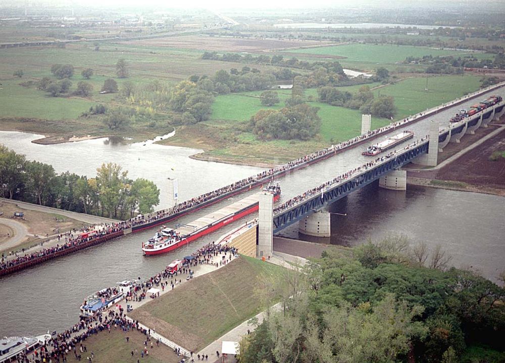 Luftbild Hohenwarthe / Sachsen-Anhalt - Verkehrsfreigabe des Wasserstraßenkreuzes Magdeburg entlang der Kanalbrücke vom Mittellandkanal zum Elbe-Havel-Kanal über die Elbe bei Hohenwarthe in Sachsen-Anhalt