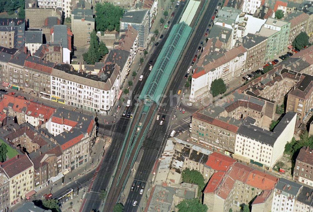 Luftbild Berlin - Verkehrsknotenpunkt Kreuzung Schönhauser-Allee , Danzigerstraße, Kastanienallee mit U-Bahnhof Eberswalder-Straße in Berlin-Prenzlauer-Berg