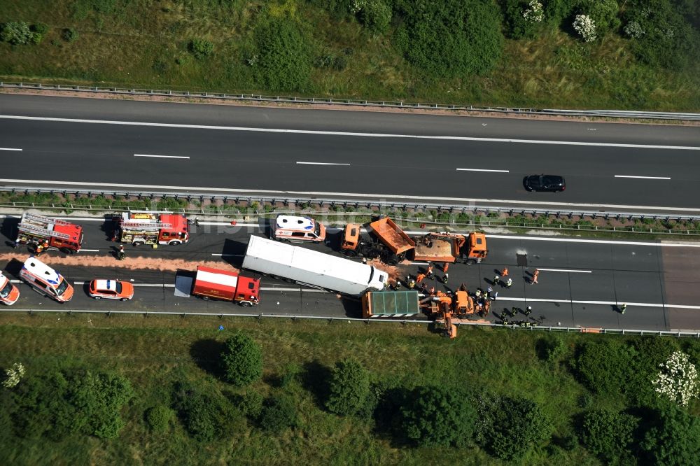 Luftaufnahme Plötzkau - Verkehrsunfall mit Autobahn- Stau im Streckenverlauf der BAB A14 durch einen LKW Lastkraftwagen in Plötzkau im Bundesland Sachsen-Anhalt