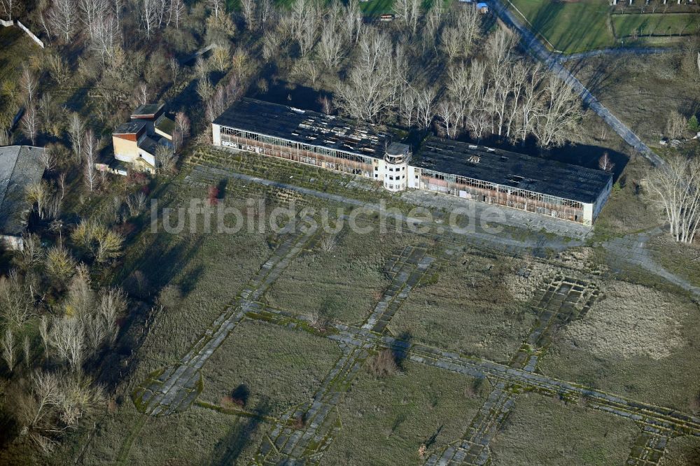 Luftaufnahme Rangsdorf - Verlassene Ruinen am ehemaligen Flugplatz Flugplatz Rangsdorf an der Walther-Rathenau-Straße im Ortsteil Groß Machnow in Rangsdorf im Bundesland Brandenburg