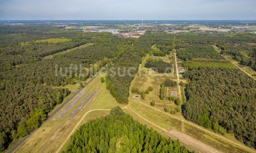 Brüggen aus der Vogelperspektive: Verlassener Bunker- Gebäudekomplex und Munitionsdepots in einem Waldgebiet des Naturschutzgebiet NSG Brachter Wald in Brüggen im Bundesland Nordrhein-Westfalen, Deutschland