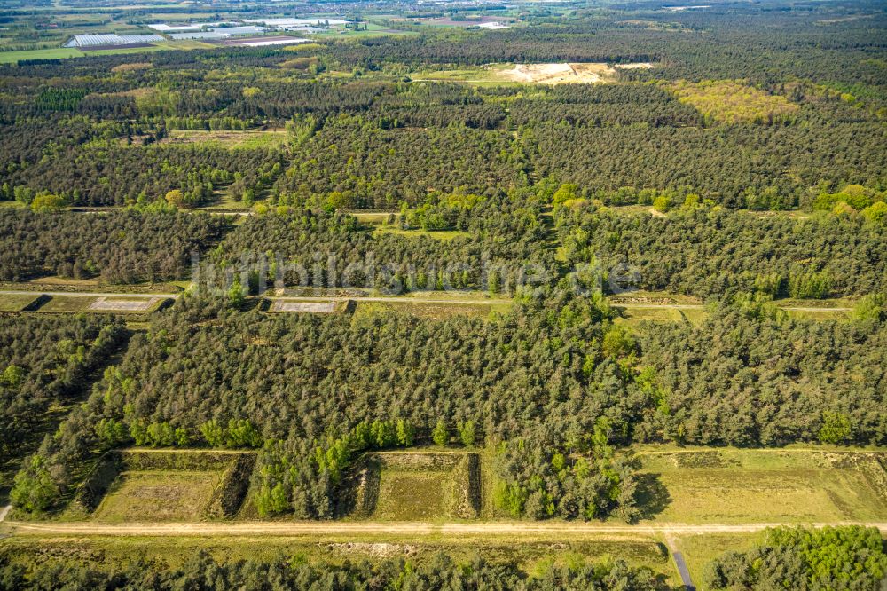 Luftbild Brüggen - Verlassener Bunker- Gebäudekomplex und Munitionsdepots in einem Waldgebiet des Naturschutzgebiet NSG Brachter Wald in Brüggen im Bundesland Nordrhein-Westfalen, Deutschland